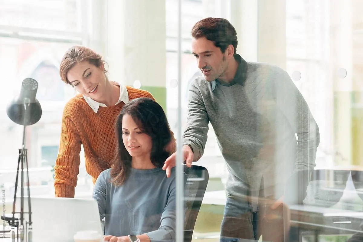 Prawnik analizujący dokumenty